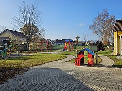 zeigt den Garten im Kindergarten